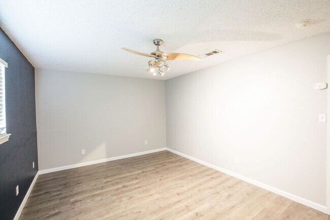 Building Photo - 1535 Rocky Point Dr