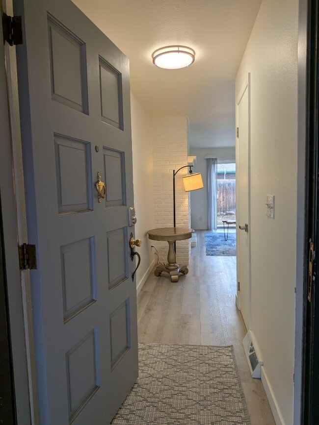 Building Photo - 425 Manhattan Dr