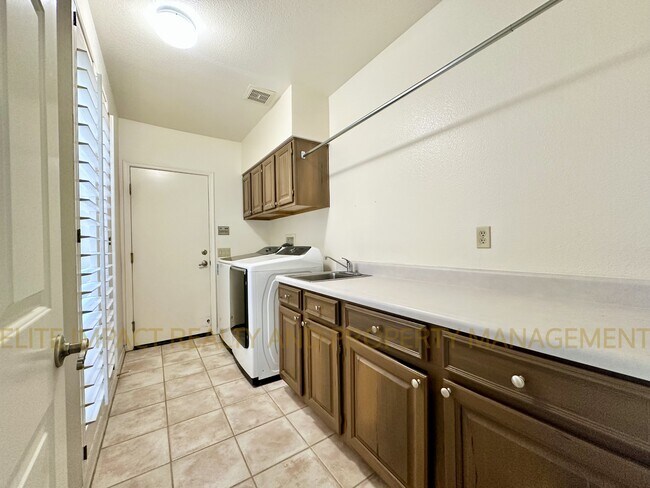 Building Photo - 64427 E Rolling Rock Ct