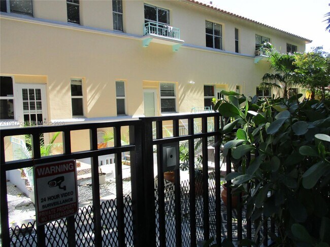 Building Photo - 736 13th St