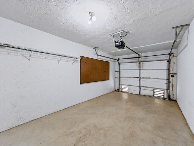 Building Photo - ** COACH HOMES @ BERKSHIRE LAKES ** 2 BED / 2 BATH - 1ST FLOOR CONDO - GARAGE - ANNUAL RENTAL