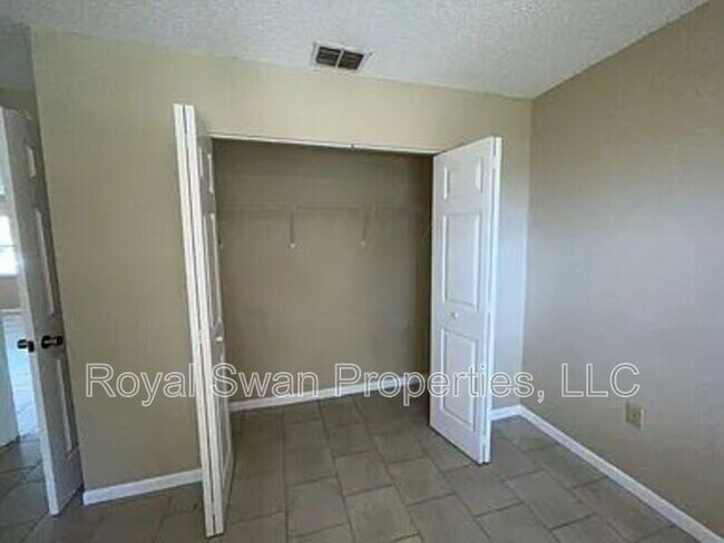 Building Photo - 726 Zella Ln