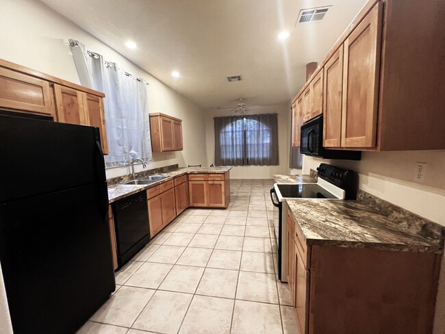 Building Photo - Beautiful 3 Bed 2 Bathroom home with Large Backyard