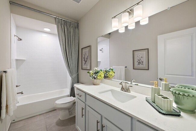 Building Photo - 3 Bedroom 3 Bath Townhome with First Floor...