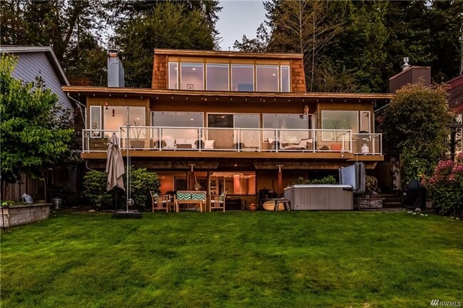 Building Photo - Stunning Lake Sammamish 50 Foot Waterfront...
