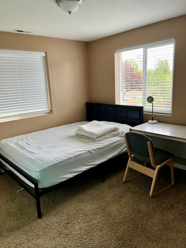 Building Photo - 4 bedroom, close to OSU