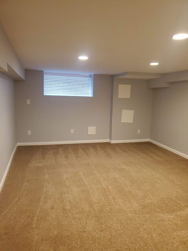 Building Photo - 143 S. Linwood Ave/4 Bed, 4.5 Bath TH in P...