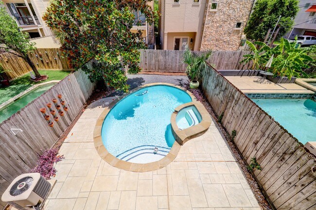 Building Photo - 5202b Rose St