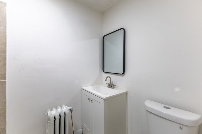 Building Photo - Fully Renovated 3-Bedroom Apartment – Seco...