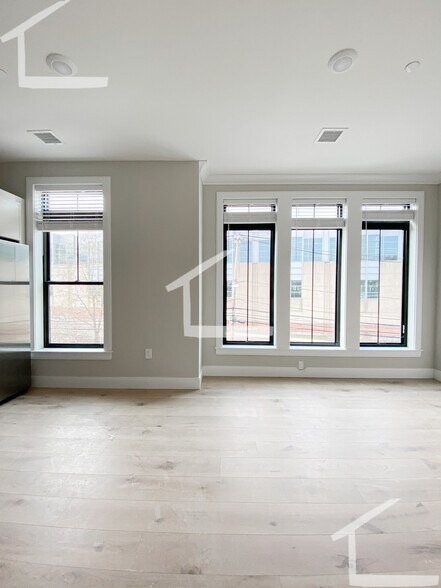 Building Photo - 157 Everett St