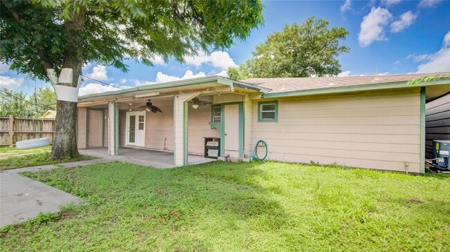 Building Photo - 8565 Ridgepoint Dr