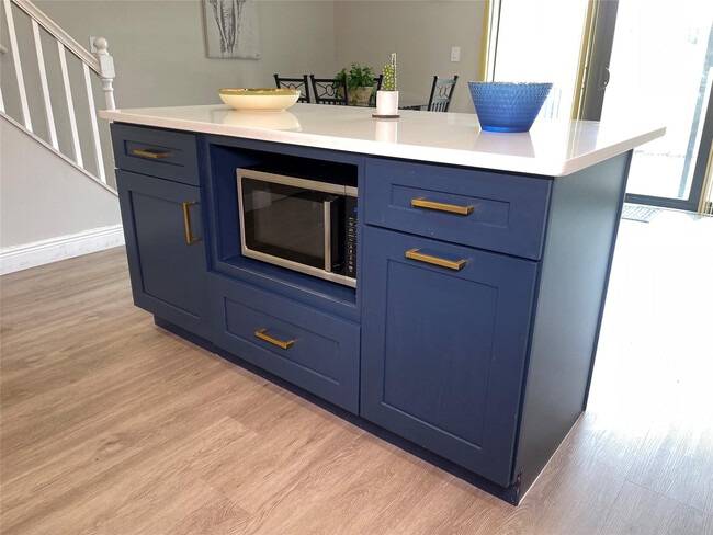 Building Photo - 4000 Del Rio Way