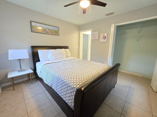 Building Photo - Remodeled 2 bed/ 2 bath/ 2 car garage ~ Annual Rental in Sarasota ~