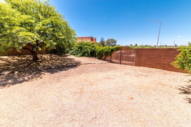 Building Photo - Large Corner Lot Home with 3 Bedrooms, 2 Baths, Central A/C, Washer & Dryer included!