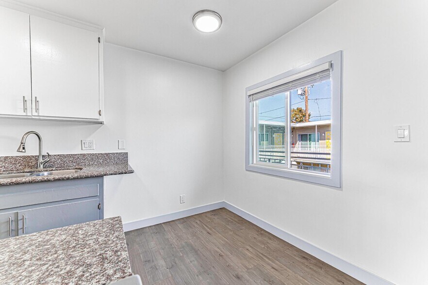 Building Photo - 210 E 29th St