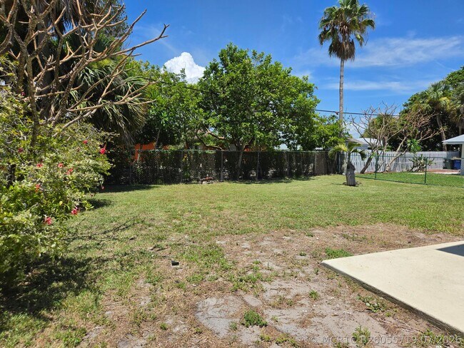 Building Photo - 337 Hernando St