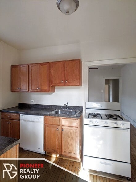 Building Photo - 730 W Roscoe St