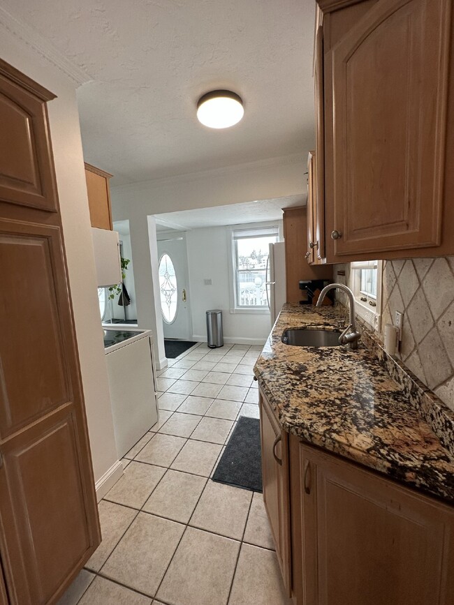 Building Photo - Luxurious 2 Bed, 2 Bath Rental on Lake Qui...