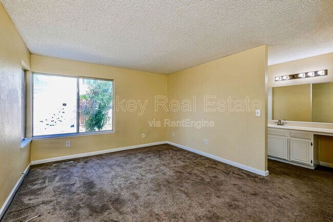 Building Photo - 3724 Gladstone Dr