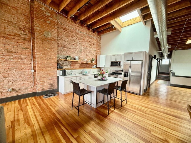Building Photo - Beautifully Refinished Historic Downtown Apartment!