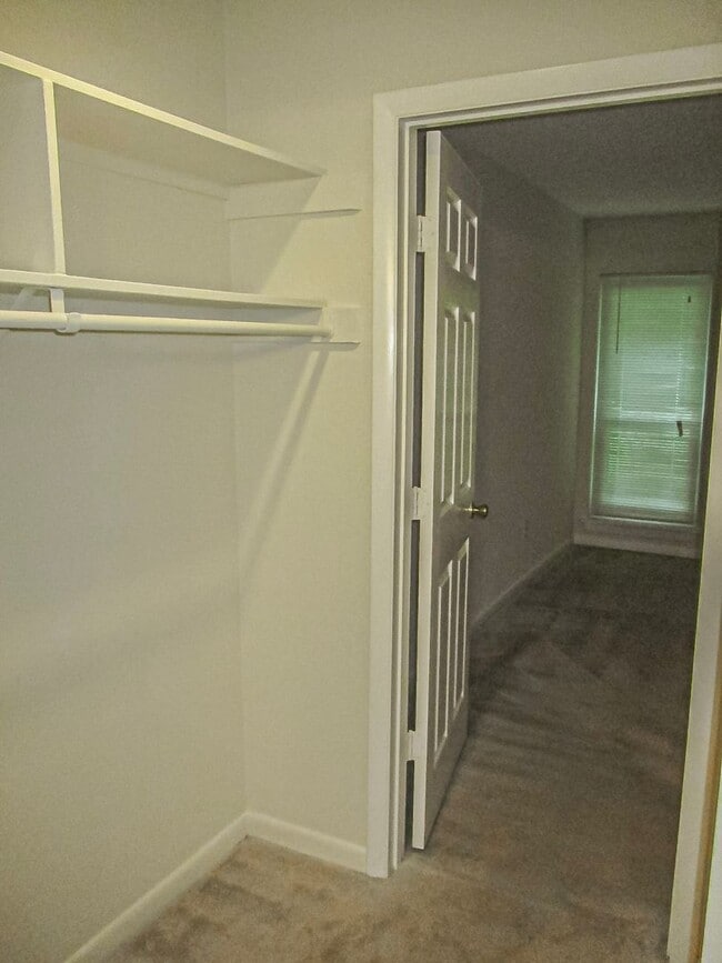 Building Photo - Charming 2 Bed 1 Bath Apartment With Paved...