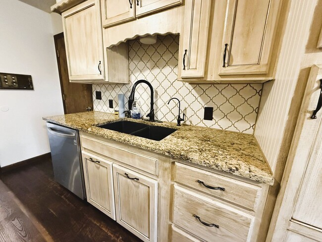 Building Photo - 4 bedroom home with 2 Garages, Finished Basement & Fenced Yard