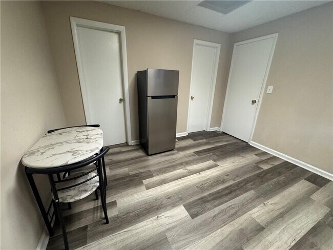 Building Photo - 5971 Robin Hood Ln