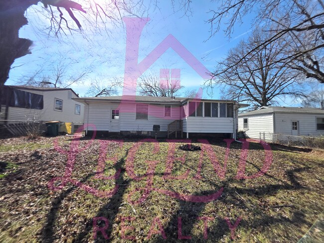 Building Photo - Move-In Ready 2 Bed Home with Sunroom, Garage & Fenced Yard