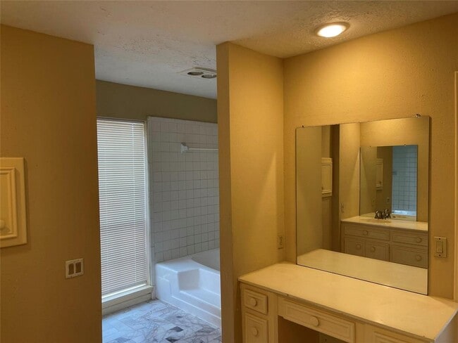 Building Photo - 122 Queens Ct