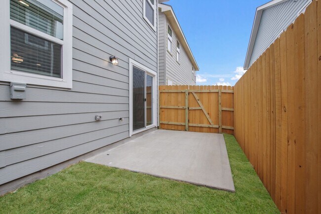 Building Photo - Town Homes At Stadium Point