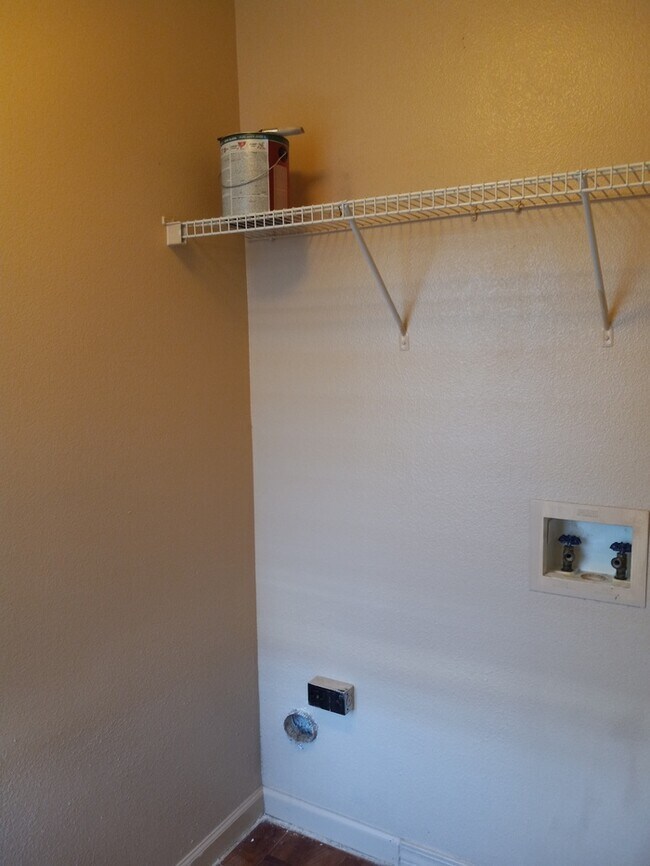 Building Photo - Cute patio home convenient to shopping and much more!