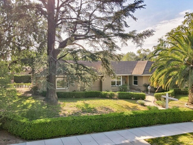 Building Photo - *** Gorgeous 4 bed 3 bath Single Family Ho...