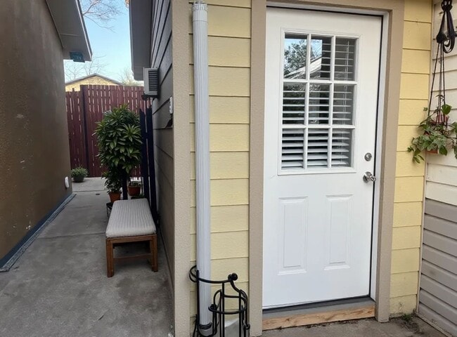 Primary Photo - 2351 Longohrn