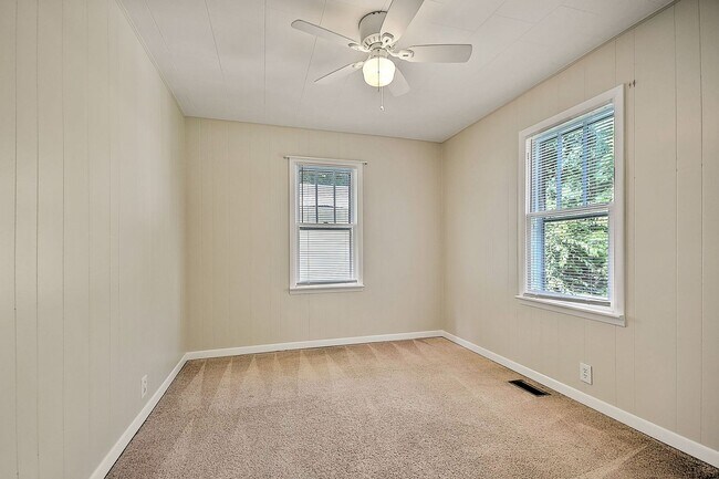 Building Photo - 1050 Delawana St