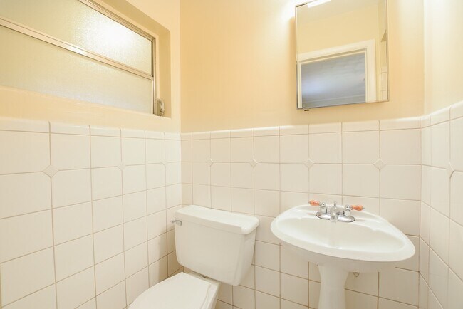 Building Photo - Charming 3-Bedroom Home with Huge Fenced Y...