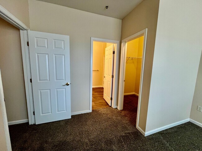 Building Photo - Very nice 2 bed 2 full bath on top floor n...