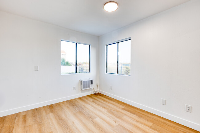 Building Photo - 3296 Franklin Ave