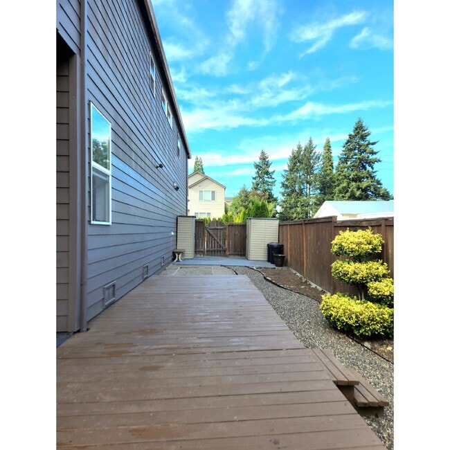 Building Photo - 730 SW 207th Pl