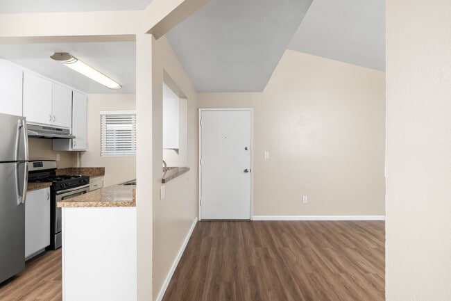 Building Photo - Menlo Pointe