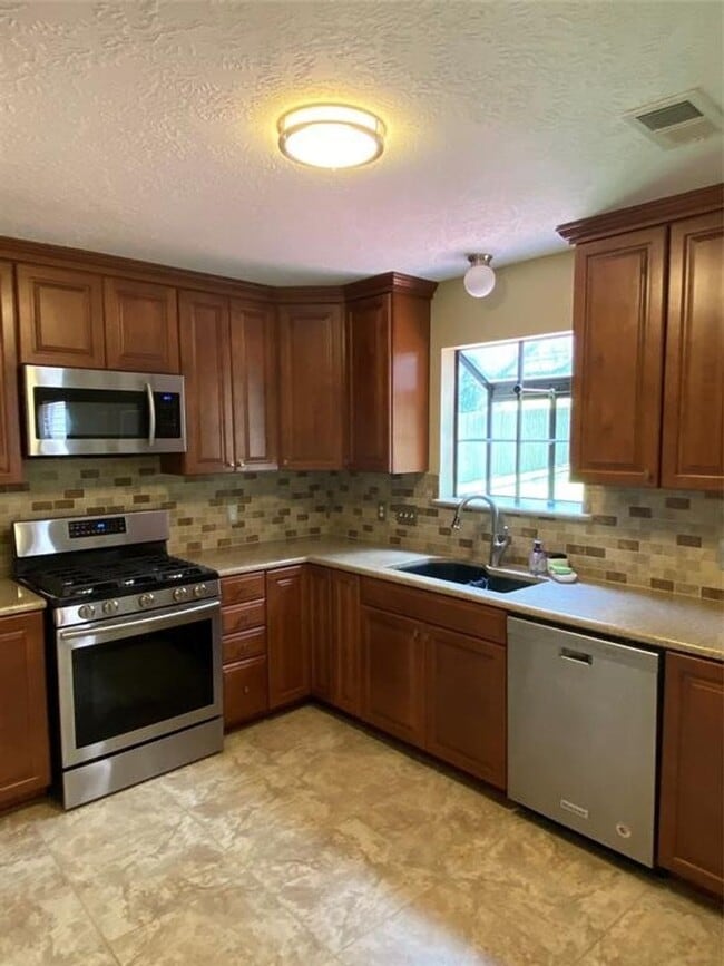 Building Photo - 705 Overbrook Dr