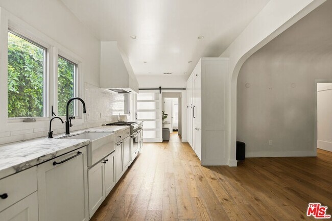 Building Photo - 327 N Edinburgh Ave