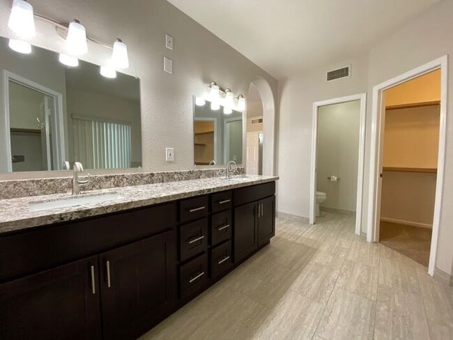 Building Photo - Very nice single level home