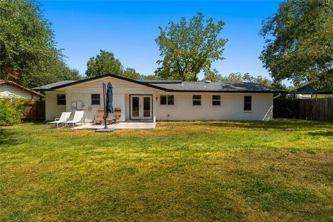 Building Photo - 1211 Sahara Ave