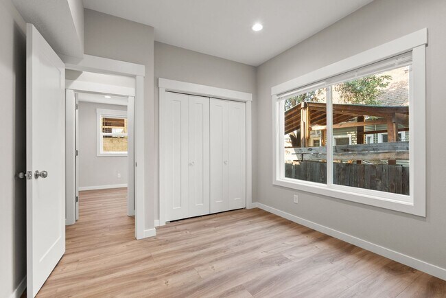 Building Photo - 717 W Spofford Ave