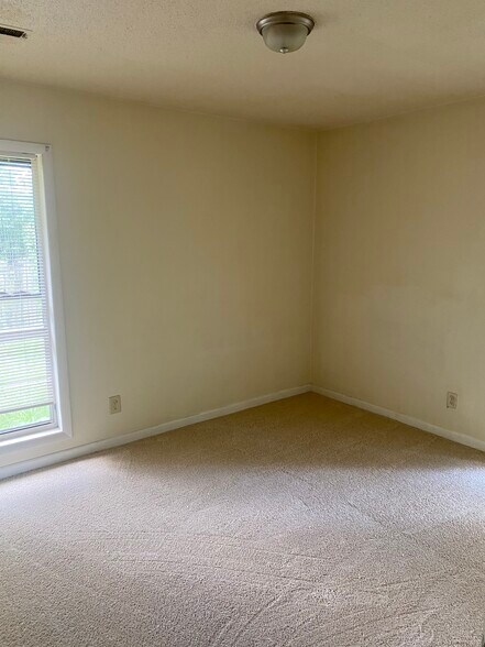 Building Photo - 615 Emerald Dr