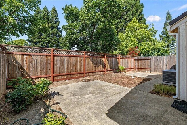 Building Photo - Updated Contemporary 3 Bed / 2 Bath Home w...