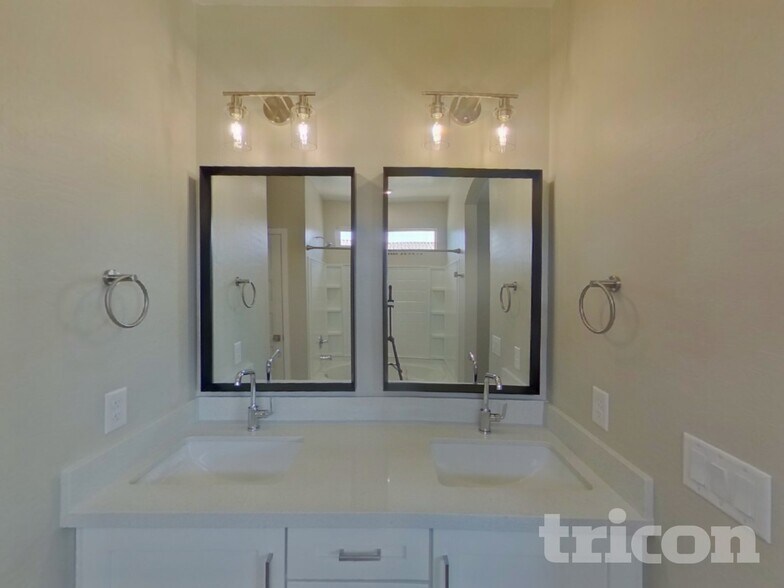 Building Photo - 4544 E Grandview St