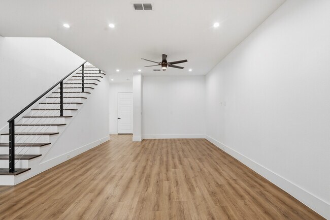 Building Photo - 2345 Hondo Ave