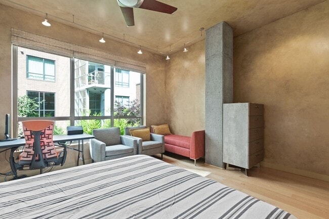 Building Photo - Pearl District Townhome