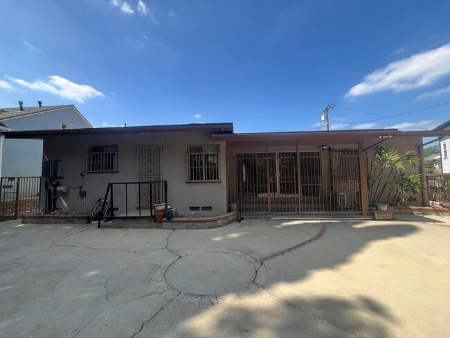 Building Photo - Spacious 3B 1.5BA Single Family Residence ...